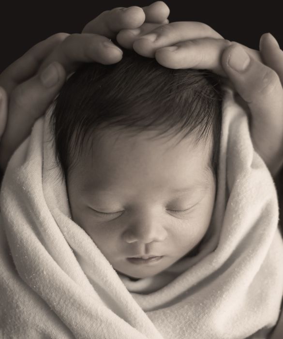 <p><strong>Mamme</strong>&nbsp;- Mamma non &egrave; un nome comune semplicemente deputato ad attribuire un ruolo familiare e sociale a tutte le donne che hanno partorito; madre &egrave; un verbo che si coniuga nel tempo, nei cambiamenti, nel dolore pi&ugrave; ancora che nella gioia e che sempre trova conforto nell&rsquo;amore.&nbsp;<br />
Non esiste una madre migliore delle altre come non esiste una ricetta della maternit&agrave;.&nbsp;Le mamme si costruiscono sul sangue e sul sudore, sui battiti del cuore e sui respiri, profumano di speranza e odorano di fatica, non cedono mai al sonno anche quando sono stanche da morire e senza di loro &hellip; semplicemente non ci sarebbe un domani.</p>

