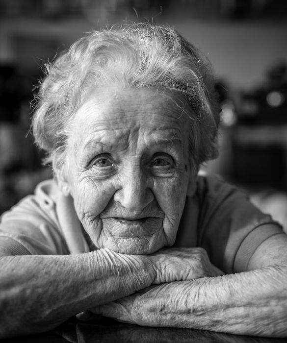 <p>Spesso cerchiamo lontano i nostri riferimenti e le ispirazioni al vivere di tutti i giorni, come donne, figlie e nipoti potremmo, per&ograve;, trovare molto appena a un passo da noi o nei nostri ricordi.&nbsp;<br />
Tutte le nonne del mondo sono mamme a cui ispirarsi, non solo perch&eacute; hanno vissuto il passato e costruito il futuro ma soprattutto perch&eacute; hanno stratificato la nostra stessa storia e rappresentano, ciascuna nella sua famiglia, quella radice che ci nutre da lontano o persino dal cielo.</p>
