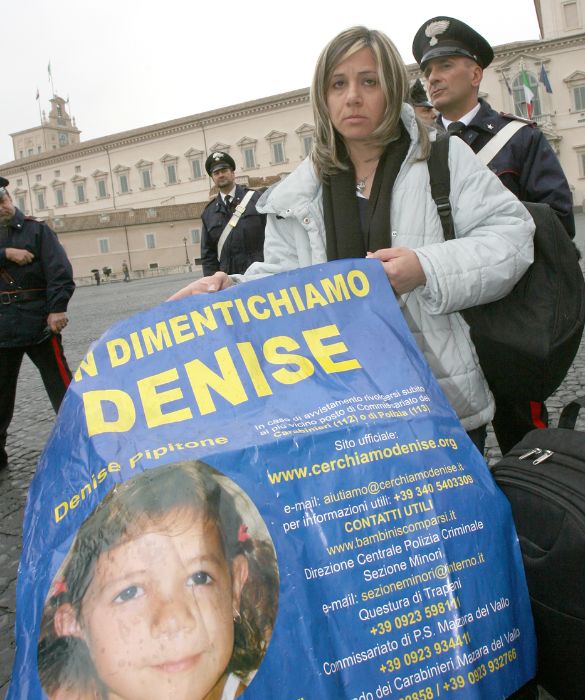 <p>Il 1&deg; settembre 2004 Denise Pipitone scompariva nel nulla lasciando dietro di s&eacute;&nbsp;una scia di mistero velata di dolore, omert&agrave; e mancanze. Piera Maggio restava privata del suo bene pi&ugrave; grande: perdeva la figlioletta, faceva i conti con la verit&agrave; pubblica sulla sua nascita e, al contempo, si trasformava senza soluzione di continuit&agrave; in una leonessa.&nbsp;</p>
<p>Dal 2004 ad oggi questa mamma non ha mai smesso di cercare sua figlia, ha bussato alle porte chiuse, urlato dove il silenzio voleva mettere a tacere ogni cosa ed &egrave; stata lei stessa a rappresentare ovunque la presenza in vita di Denise.<br />
Piera &egrave; una mamma coraggio che negli ultimi 17 anni ha combattuto per tutti i bambini sottratti all&rsquo;abbraccio delle loro famiglie, lo ha fatto raccontando il rapimento come un delitto contro la costruzione della identit&agrave; del fanciullo. Ogni bambino rapito &egrave; un individuo violato nel rapporto con le sue radici e deprivato del futuro che l&rsquo;amore familiare stava costruendo intorno a lui.<br />
<strong>Piera Maggio &egrave; una mamma a cui ispirarsi</strong>:&nbsp;&egrave; modello di speranza e dignitosa resilienza.</p>
