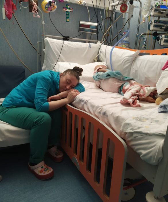 <p>Sabina Ursuleac ha vissuto per 4 lunghi anni in una camera d&rsquo;ospedale, gli ultimi 3 nella stessa stanza in cui la figlia ha messo le ali e raggiunto il cielo. Sabina &egrave; rimasta giorno e notte accanto a un lettino nel reparto di oncologia pediatrica che accoglieva Elisa Pardini.&nbsp;&nbsp;Istante dopo istante questa mamma &egrave; stata l&rsquo;angelo custode di sua figlia e alla fine ha dovuto dirle addio, malgrado due trapianti e tantissima sofferenza.<br />
A&nbsp;<strong><a href=