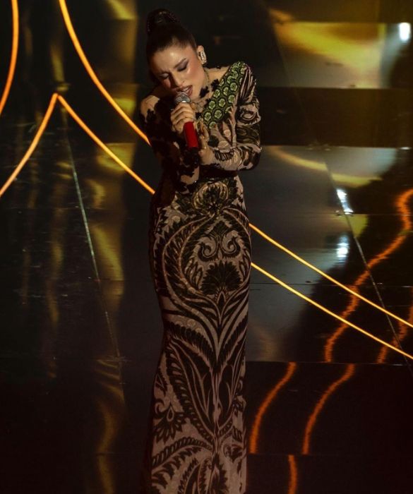 <p>Il suo pezzo in gara si chiama <em>La noia</em>, ma non c&rsquo;&egrave; nulla di noioso negli abiti di <strong>Etro</strong> che Angelina Mango ha indossato a <strong>Sanremo 2024</strong>. Pattern e stampe preziosi, espressione del DNA del brand, hanno avvolto la silhouette della cantautrice con un intrigante effetto <strong>etno-chic</strong>.</p>
