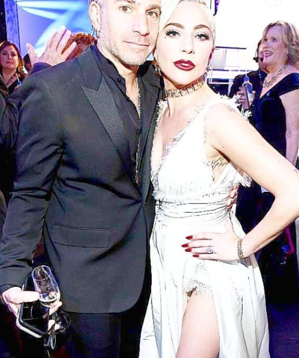 <p>Nel 2019&nbsp;eravamo tutti in attesa del matrimonio tra Lady Gaga e il suo fidanzato, Christian Carino. Invece, nonostante un anello e la certezza di un evento senza eguali in Italia, i due si sono mollati. Per un po&rsquo;, si &egrave; vociferato che la causa potesse essere il collega Bradley Cooper, con il quale la cantante aveva recitato nel film&nbsp;<em>A</em>&nbsp;<em>Star is Born</em>. Le voci sono state successivamente smentite.&nbsp;</p>
