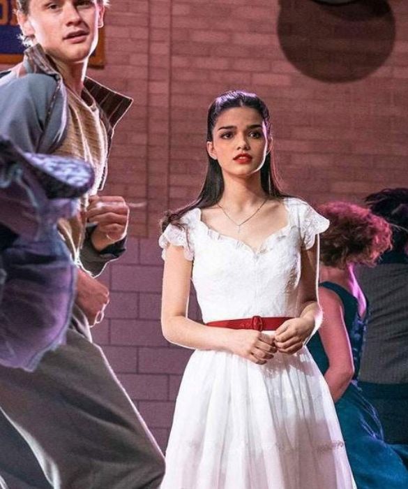 <p>Nella nuova versione del primo lungometraggio, uscito nel 1937, sar&agrave; <strong>Rachel Zegler</strong> a interpretare la principessa Disney protagonista della fiaba per eccellenza. All&rsquo;annuncio del suo ruolo in <strong>Biancaneve</strong> non sono mancate le polemiche online: l&rsquo;attrice di origini colombiane non sarebbe adatta a interpretare un personaggio che gi&agrave; nel nome ha il riferimento a una pelle candida come la neve.</p>
