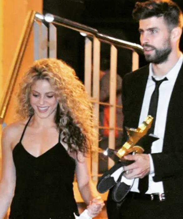 <p>Shakira e Piqu&eacute; sono state una delle coppie pi&ugrave; chiacchierate degli ultimi tempi. I due si sono conosciuti nel 2010, in occasione dei mondiali in Sudafrica. Sono stati insieme fino al 2022, quando &egrave; stata resa pubblica la separazione a causa di un tradimento di Piqu&eacute;. La cantante ha trasformato il dolore in una hit diventata subito un successo commerciale in tantissimi Paesi.&nbsp;</p>
