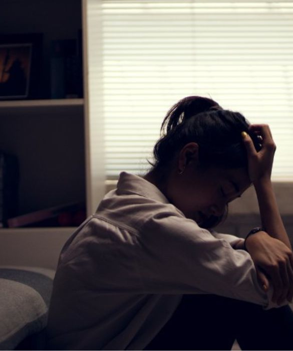 <p>La vittima dell&rsquo;abuso narcisistico si ritrova in una condizione di incredulit&agrave; nei confronti di chi potrebbe essere davvero il proprio partner. L'innamoramento nei suoi confronti porta a un<strong> meccanismo di negazione</strong>: si rimugina sull&rsquo;inizio della relazione, si rileggono i messaggi, si guardano le foto, si pensa a quello che &egrave; stato, anche in modo ossessivo, cercando di dare ancora un senso alla relazione.&nbsp;</p>
