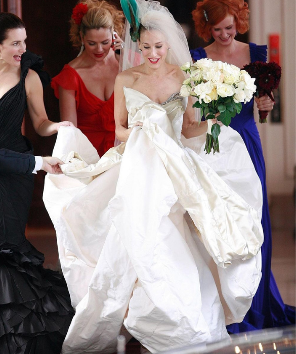 <p>L&rsquo;abito da sposa indossato da Carrie Bradshaw nel primo film di Sex & the City si chiama <strong>Cloud Dress</strong>. Il suo abito bianco &egrave; stato firmato dalla stilista Vivienne Westwood, che ha creato una silhouette a onde, lasciando praticamente tutti quanti senza parole. Divina l&rsquo;attrice<strong> Sarah Jessica Parker</strong> nell&rsquo;indossarlo.</p>
