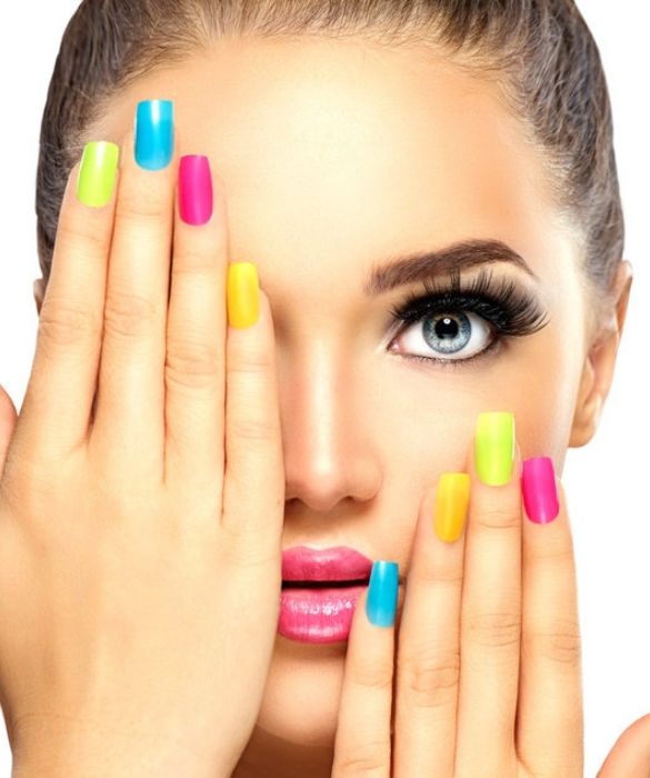 <p>Effetto mismatched: le <strong>unghie estive fluo</strong> giocano abbinando tante tonalit&agrave;, con un effetto super brioso. Ogni unghia si veste di un diverso colore. Un arcobaleno da provare anche in versione <strong>unghie fluorescenti</strong>, scegliendo tra gli appositi smalti che si illuminano al buio. Per brillare anche di notte!</p>
