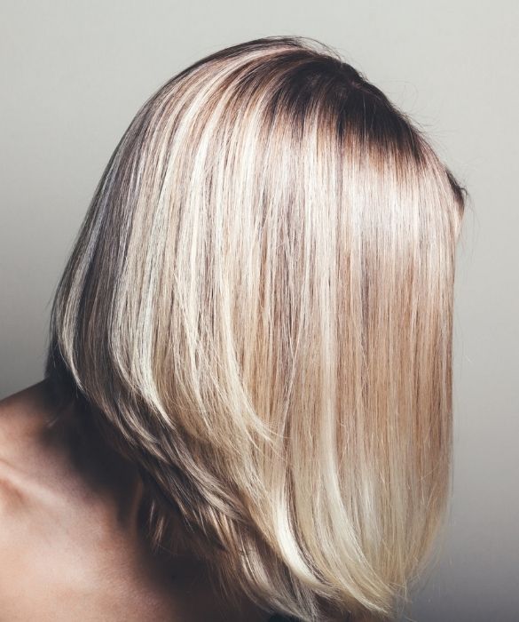 <p>Dopo cinema e musica, ci addentriamo nel campo dei <strong>tagli di capelli delle serie tv</strong>. Il pi&ugrave; famoso (e copiato) di tutti &egrave; il famigerato &ldquo;Rachel&rdquo;. Il taglio <em>&agrave; la</em> Jennifer Aniston in Friends non passa mai di moda, e il motivo &egrave; presto detto: portato con la riga al centro oppure laterale, il lob &egrave; un taglio iconico e super portabile, soprattutto in versione <a href=