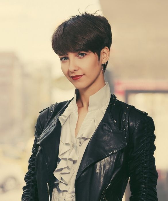 <p>Un taglio eclettico, adattabile su diverse lunghezze e hairstyle. Tra tutti i <strong>tagli iconici</strong>, il pixie &egrave; forse il pi&ugrave; amato e versatile, perch&eacute; permette di ottenere un look bon ton (prendendo ispirazione da Audrey Hepburn, che, in Vacanze Romane, fece del <a href=