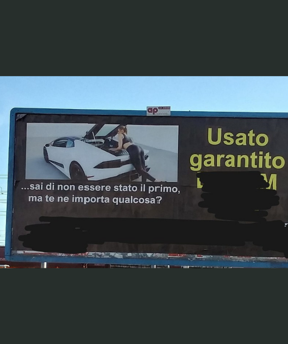 <p>Il cartellone sessista &egrave; stato creato da una concessionaria d&rsquo;auto di Savona: ritrae una donna con il fondoschiena in vista, creando un doppio senso poco piuttosto volgare.</p>
