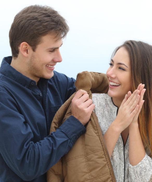 <p>La prima fase del corteggiamento di un narcisista patologico si chiama love bombing: &egrave; caratterizzata da un attaccamento istantaneo a voi, con un eccesso di romanticismo che vi fa sentire di aver trovato l&rsquo;uomo perfetto, quello che stavate aspettando da sempre.</p>
