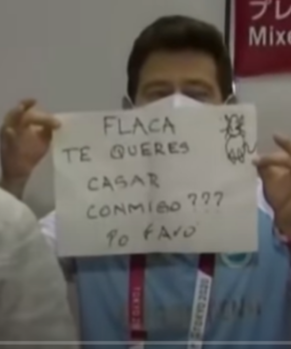 <p>Le Olimpiadi di Tokyo 2020 ci stanno regalando grandi emozioni non solo sotto il profilo sportivo. Dopo aver perso l&rsquo;incontro di sciabola con l&rsquo;ungherese Anna Marton, la schermitrice argentina Mari Belen Perez Maurice ha ricevuto una proposta di matrimonio in diretta mondiale da parte del suo coach Luca Guillermo Saucedo. I due stanno insieme da 17 anni.</p>
