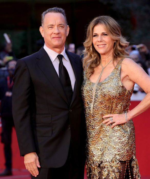 <p>Tom Hanks e Rita Wilson si sono incontrati per la prima volta sul set del telefilm <em>Henry e Kip</em>, nel 1981. Si sono innamorati, per&ograve;, solo in seguito, durante le riprese del film <em>Un ponte di guai</em>. Si sono sposati nel 1988 e hanno avuto due figli: Chester e Truman - Tom ne aveva gi&agrave; due, nati dal precedente matrimonio con Samantha Lewes.&nbsp;</p>
