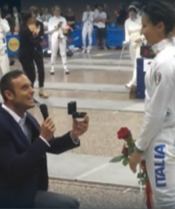 <p>Un altro caso celebre &egrave; quello di Paolo Pizzo, spadista catanese e campione del mondo, che fece la sua proposta di matrimonio alla campionessa italiana di pentathlon moderno - Lavinia Bonessio - in pedana. La risposta fu un bel s&igrave;&hellip; poi la Bonessio continu&ograve; a gareggiare con l&rsquo;anello al dito.</p>
