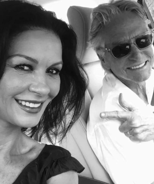 <p>Una differenza di et&agrave; di 25 anni non ha impedito agli attori Catherine Zeta-Jones e Michael Douglas di innamorarsi perdutamente l&rsquo;uno dell&rsquo;altro. I due si sono conosciuti al festival del cinema di Deauville, in Francia, nel 1998. Si sono sposati nel 2000 e hanno due figli: Dylan Michael (2000) e Carys Zeta (2003).</p>
