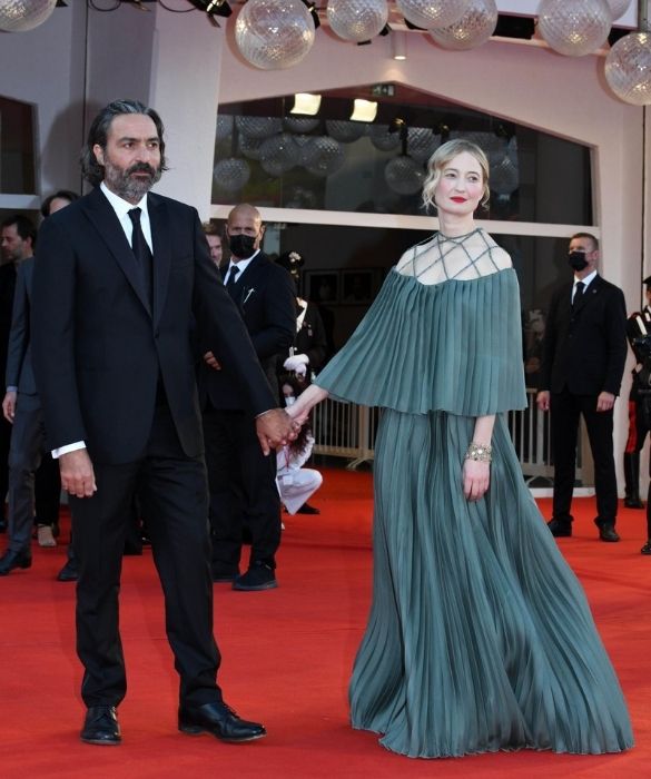 <p>Si discosta dagli eccessi la grande attrice del cinema italiano d&rsquo;autore. La sua eleganza, in <strong>Dior</strong>, &egrave; suprema &egrave; indiscutibile. <strong>Maria Grazia Chiuri</strong> sceglie per lei un dettaglio-chiave: il pliss&eacute;, che caratterizza infatti sia la cappa (dalla scollatura a barca) che l&rsquo;ampia gonna fluida. Semplicemente perfetta.</p>
