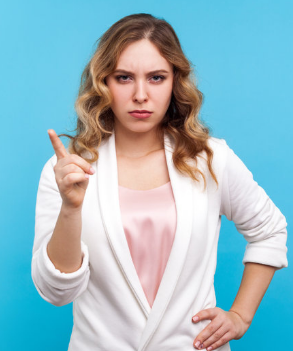 <p>La donna bugiarda &egrave; quella che sfrutta i vostri difetti a suo vantaggio e aspetta il momento pi&ugrave; propizio per tramare contro di voi. Oppure, &egrave; la collega stronza che vi ruba le idee&hellip; e si prende tutto il merito.</p>
