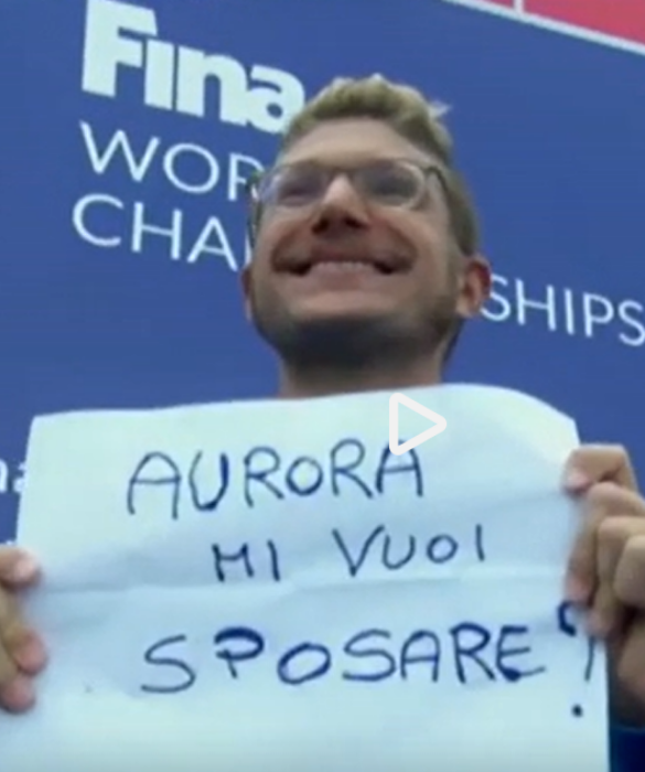 <p>Nel corso degli anni ci sono state delle proposte di matrimonio anche da parte di atleti italiani: &egrave; il caso di Simone Ruffini ai mondiali di nuoto di Kazan, nell&rsquo;agosto del 2015. Dopo aver vinto la 10 chilometri di fondo, Ruffini tir&ograve; fuori un cartello in cui chiedeva alla fidanzata di sposarlo. La nuotatrice, Aurora Ponsel&eacute;, rispose facendo un cuore con le mani.</p>
