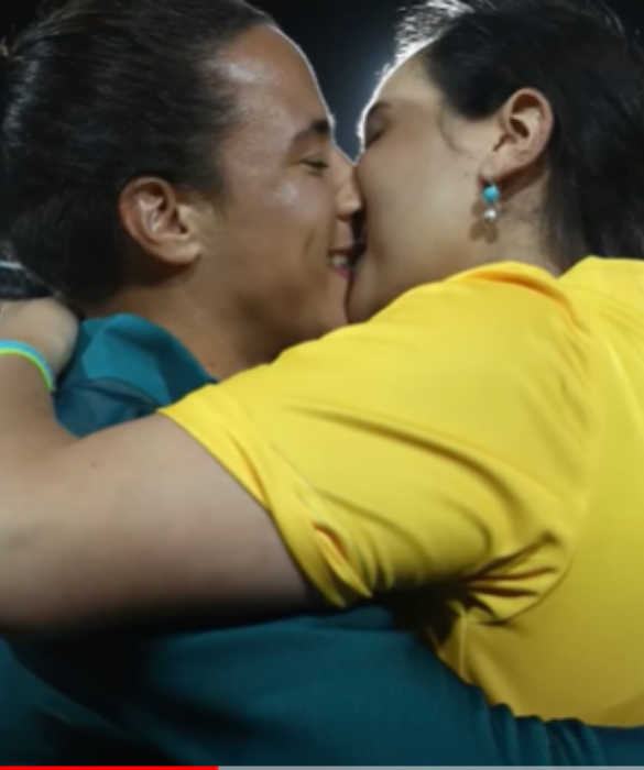 <p>Restando alle Olimpiadi di Rio, c&rsquo;&egrave; stata un&rsquo;altra bellissima proposta di matrimonio, che &egrave; stata fatta con tanto di palloncini a forma di cuore: al termine della premiazione del torneo di rugby a sette femminile, Marjorie Enya ha chiesto la mano all&rsquo;atleta brasiliana Isadora Cerullo.</p>
