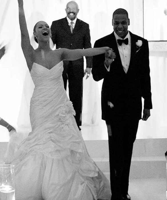 <p>Beyonc&eacute; ha deciso di pubblicare il suo abito da sposa soltanto anni dopo le nozze con Jay-Z. L&rsquo;abito spicca non solo per la scollatura che mette in risalto il d&eacute;collet&eacute; dell&rsquo;artista, ma anche per il meraviglioso, lunghissimo e tradizionalissimo strascico.</p>
