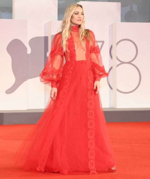<p>Un gioco di trasparenze in <strong>rosso Valentino</strong>. Dal genio creativo di <strong>Pier Paolo Piccioli</strong> &egrave; scaturito un abito da vera regina: un&rsquo;audace nuvola di <strong>tulle e pizzo</strong>, effetto <strong>vedo-non-vedo</strong>, tanto sensuale da accendere di rosso il red carpet di <strong>Venezia 2021</strong>.</p>
