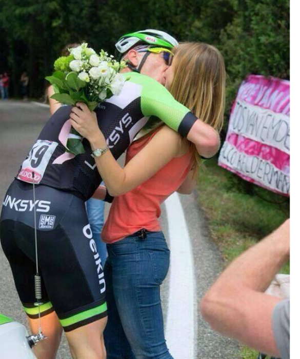 <p>Singolare anche la proposta di matrimonio di Jos van Emden alla fidanzata Kimberley Herpelinck: siamo al Giro d&rsquo;Italia 2014. Il campione olandese si ferma nel bel mezzo della cronoscalata al Monte Grappa e chiede alla fidanzata di sposarlo, dandole anche dei fiori portati da un amico. Dopodich&eacute; riprende la bici e riparte: taglia il traguardo con 12 minuti di ritardo, ma ha comunque vinto.</p>
