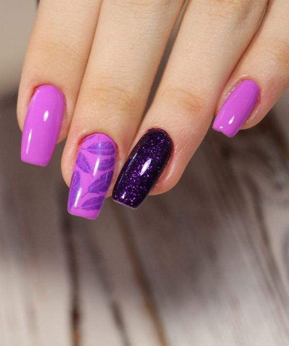 <p>Unghie gel fluo per esagerare: i <strong>glitter</strong> sono i migliori amici delle tinte neon. Per un tocco super sexy, da sperimentare su tutte le unghie o soltanto sull&rsquo;unghia dell'<strong>anulare</strong>.</p>
