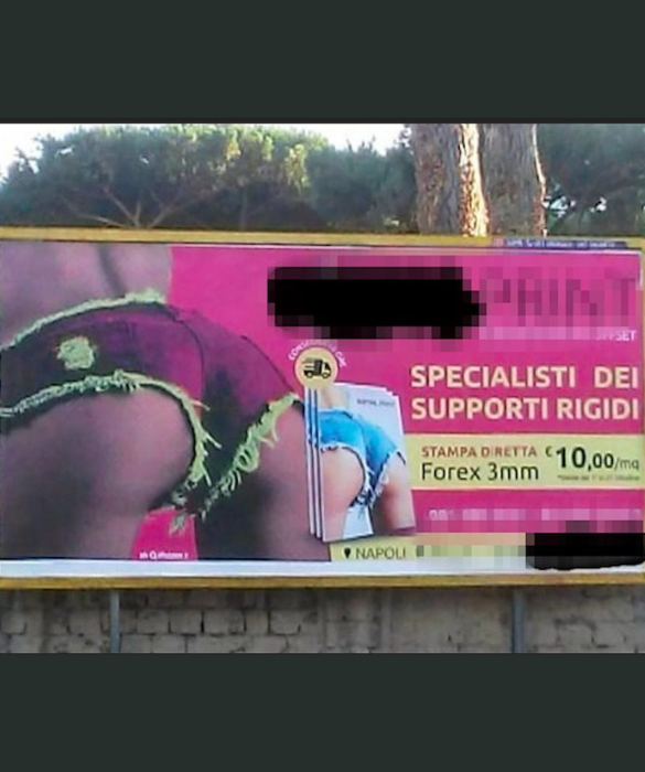 <p>La scritta &egrave; accompagnata dalla foto di due glutei sodi in bella mostra ed &egrave; comparsa nella citt&agrave; di Napoli.</p>
