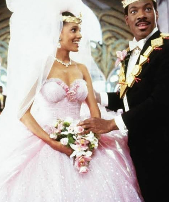 <p>Nel film<em> Il principe cerca moglie</em>, troviamo l&rsquo;attrice Shari Headley indossare un abito da sposa in perfetto stile anni &lsquo;80: una stupenda nuvola di tulle e nylon, tutta in rosa.&nbsp;</p>
