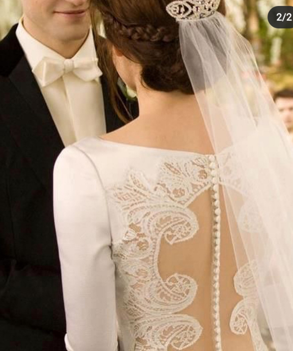 <p>L&rsquo;abito da sposa indossato da Kristen Stewart&nbsp;nel film <strong>Breaking Dawn - prima parte</strong> sembra in apparenza molto semplice, ma svela dei dettagli davvero particolari sulla schiena, dove spicca la trasparenza e la sensualit&agrave; del pizzo e una fila di bottoni che corrono lungo la curva della schiena, mettendola in risalto.</p>
