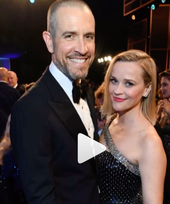 <p>Finisce anche il matrimonio tra <strong>Reese Witherspoon e Jim Toth</strong>, che erano sposati dal 2011, neanche poco per il mondo hollywoodiano. L&rsquo;attrice ha annunciato il divorzio con queste parole <em>"&Egrave; con molta cura e considerazione che abbiamo preso la difficile decisione di divorziare. Abbiamo trascorso tanti anni meravigliosi insieme e stiamo andando avanti con profondo amore, gentilezza e rispetto reciproco per tutto ci&ograve; che abbiamo creato insieme</em>."</p>
