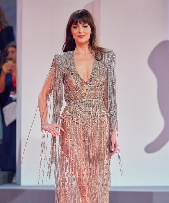<p>La chioma castana dell&rsquo;attrice scivola su un abito luccicante. <strong>Taglio impero</strong> e maxi spalline, ma soprattutto una pioggia di cristalli, con effetto nude a contrasto con l&rsquo;argento.&nbsp;Un outfit sexy e etereo firmato <strong>Gucci</strong>.</p>
