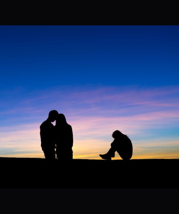 <p>Poi succede che lei lo scopre. E lui viene accecato dai sensi di colpa. Ti respinge. L&rsquo;unico modo per stare insieme &egrave; di<strong> diventare la sua amante</strong>. E allora, s&igrave;. Il triangolo no. Non lo avevi considerato. Ma lo fai una volta. E poi lo rifai. Ancora, e ancora e ancora. Lui &egrave; di nuovo tuo. Anche se per un paio di volte al mese.&nbsp;</p>
