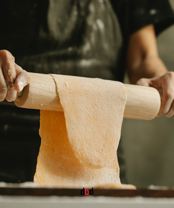 <p>Il mondo ideale &egrave; bello, stendere con matterello di legno su spianatoia di legno d&agrave;&nbsp;una texture diversa alla pasta, ma che texture potrebbe dare alla nostra vita gi&agrave; piena di disorganizzazione e stanchezza? Va benissimo anche la <strong>Nonna Papera</strong>, davvero, non vi fate prendere dai deliri, soprattutto se siete pi&ugrave; di due a mangiare.</p>
