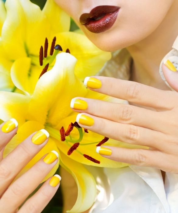 <p>Un metodo, tante scelte: le unghie gel fluo rendono senza dubbio meno noiosa la classica french manicure. Si pu&ograve; scegliere se abbinare una tonalit&agrave; nude sulla punta dell&rsquo;unghia o viceversa, oppure ancora si possono abbinare a contrasto due diverse tonalit&agrave; fluo. Da dove partire? Dal rendere meno &ldquo;scontate&rdquo; le <strong>unghie gel giallo fluo</strong>.</p>
