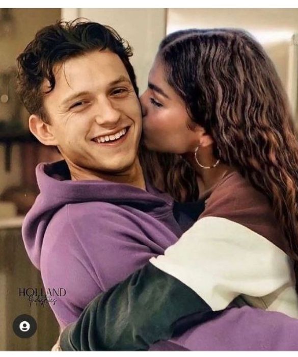 <p>I due attori - entrambi classe 1996 - si sono conosciuti durante le riprese di<em> Spider-Man: Homecoming</em> (2017), ma pare che la scintilla sia scattata con il secondo film della saga, ovvero<em> Spider-Man: Far from Home </em>(2019). Sono una delle giovani coppie pi&ugrave; belle di Hollywood e i fan li hanno ribattezzati i <strong><em>Tomdaya</em></strong>.</p>
