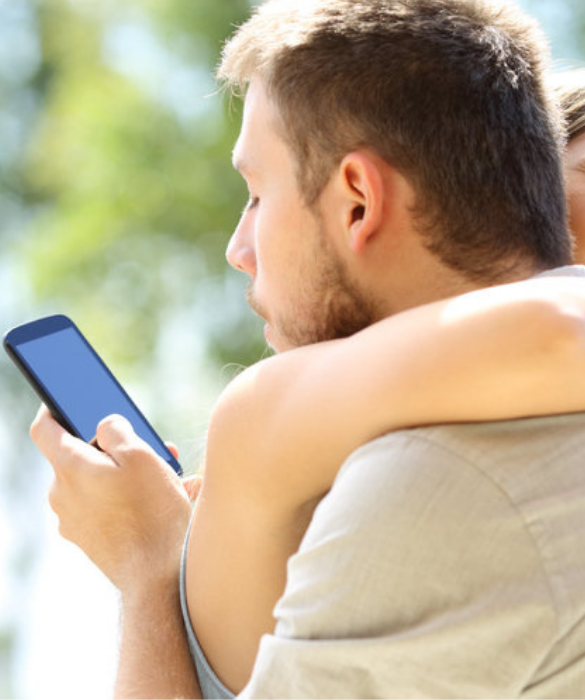 <p>Quando siete insieme trova sempre modo di tirare fuori lo smartphone e di dare un&rsquo;occhiatina a Instagram o a WhatsApp. Spesso sorride e inventa la scusa di andare a fumare o in bagno per rispondere&hellip; a chiss&agrave; chi.</p>

