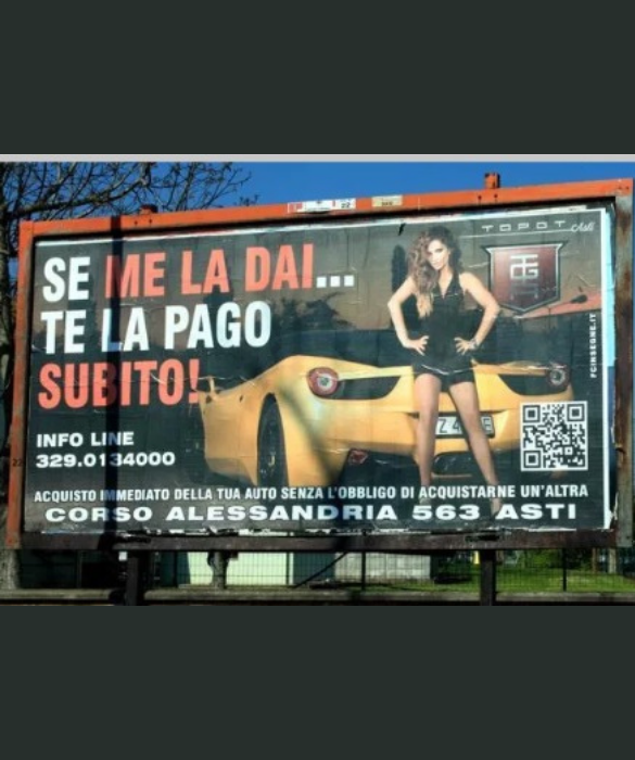 <p>Si tratta di un cartellone pubblicitario realizzato dalla concessionaria Top Gt di Asti, per pubblicizzare l&rsquo;acquisto di auto.</p>
