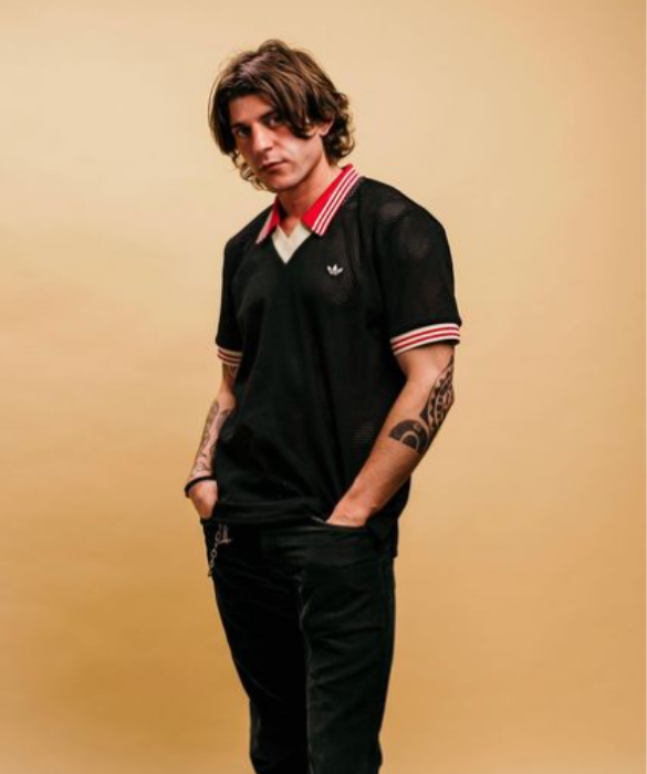 <p>Cosa c&rsquo;&egrave; di pi&ugrave; sexy di un nome che neanche tua madre riesce a pronunciare? <strong>Rkomi</strong>, noi, non abbiamo ancora capito: ma la k, &egrave; afona?</p>
