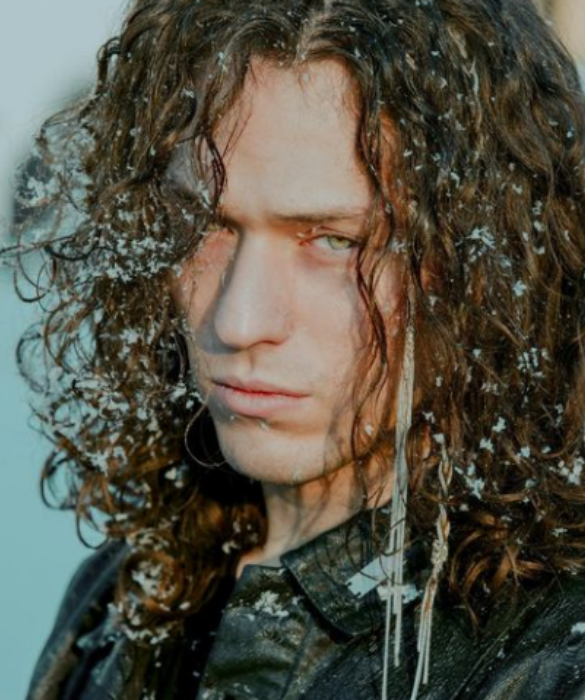 <p><strong>Irama</strong>. Bello come una domenica mattina, d&rsquo;estate, senza pensieri, con il mare di fronte e un mojito tra le dita. La domanda &egrave;: riuscir&agrave; a cantare senza autotune?</p>
