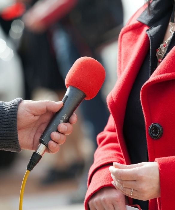<p>Non che Paolini sia mai stato apprezzato particolarmente da giornalisti e spettatori di telegiornali, tuttavia c&rsquo;&egrave; chi si diverte e prova piacere nel fare news bombing, ovvero ad apparire sullo schermo nel corso delle dirette tv.</p>
