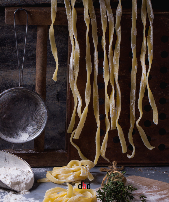 <p>Incapacy miei, l&rsquo;armonia ci aiuta in tutto, anche con la pasta, tiratela <strong>tutta alla stessa altezza</strong>, perch&eacute; una cosa brutta &egrave; sentire delle parti dure come la vita e altre che sembrano pappa al pomodoro.</p>
