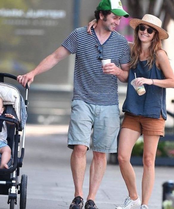 <p>Chi si ricorda del telefilm Felicity? Ai tempi della serie, <em>Keri Russell </em>aveva una relazione con il collega <em>Scott Speedman</em>. Nonostante le simpatie dei fan, l&rsquo;attrice ha frequentato altri uomini. Si &egrave; prima sposata con&nbsp;il falegname <em>Shane Deary</em>, con cui ha avuto due figli, mentre dal 2014 ha una relazione con il collega <em>Matthew Rhys</em>, conosciuto sul set&nbsp;di di <em>The Americans</em>.</p>
