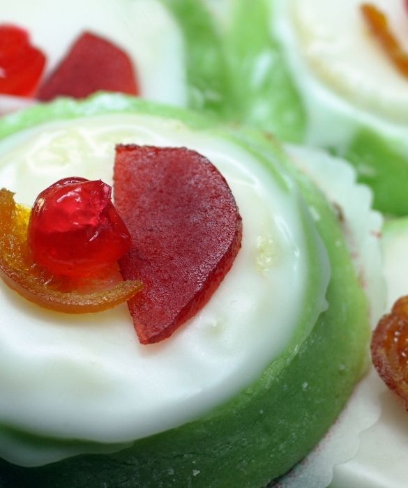 <p>Non ci sono invece dubbi sull&rsquo;origine siciliana della cassata: pasta reale, pan di spagna, crema di ricotta e canditi misti. Non si pu&ograve; certo dire che manchi di zuccheri. La <a href=