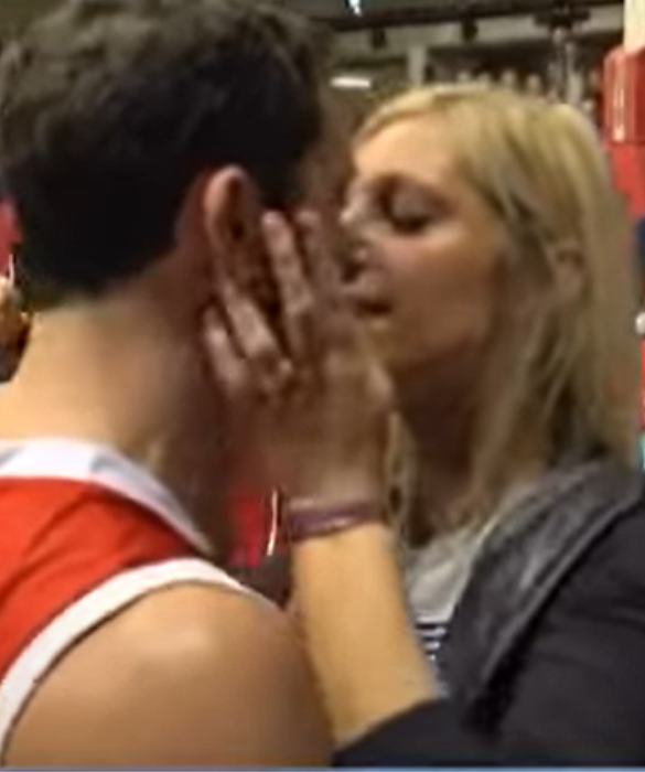 <p>La proposta di matrimonio di Andrea Pecile &egrave; arrivata al termine del match in cui l&rsquo;Alma Trieste ha battuto la Virtus Bologna, prima in classifica nella A2 di Basket. L&rsquo;anello dato alla fidanzata, l&rsquo;ex giocatrice di basket Giulia Fragiacomo, &egrave; stata custodito dalla madre di Pecile per tutta la durata del match.</p>
