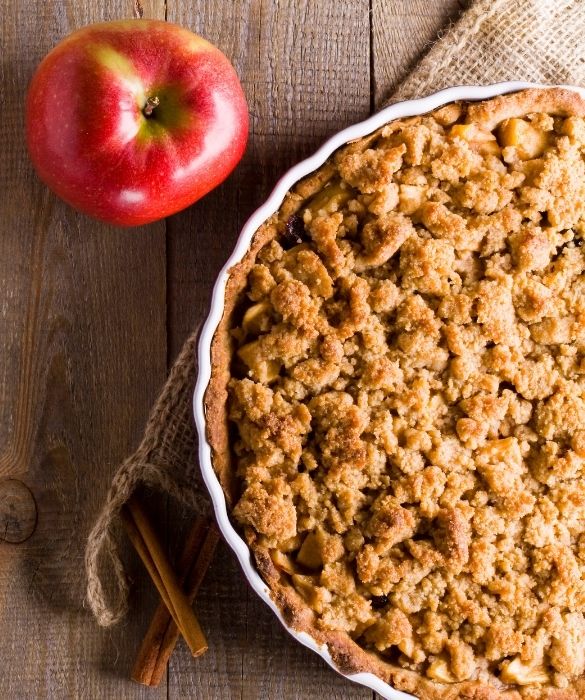 <p>Classico della pasticceria mantovana &egrave; la <strong>torta sbrisolona</strong>, il cui nome ne anticipa la caratteristica saliente, quella di essere costituita da agglomerati di <strong>briciole</strong> pronte da sgranocchiare. C&rsquo;&egrave; chi la accompagna con la crema e chi la intinge nel liquore. A voi la scelta.</p>
