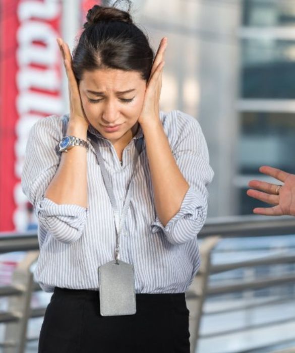 <p>Un abuso psicologico avr&agrave; senza dubbio delle ripercussioni dal punto di vista fisico, con quelli che prendono il nome di sintomi psicosomatici. Potrebbe trattarsi di una condizione di stress, che pu&ograve; portare all&rsquo;indebolimento del sistema immunitario, con problemi respiratori, herpes, allergie. Si potrebbero avere disturbi del sonno, essere portati a consumare quantit&agrave; eccessive di alcol, perdita o aumento di peso. I sintomi psicosomatici sono molto soggettivi. Quello che accomuna ogni essere umano &egrave; che la salute psichica influenza sempre anche quella fisica.</p>
