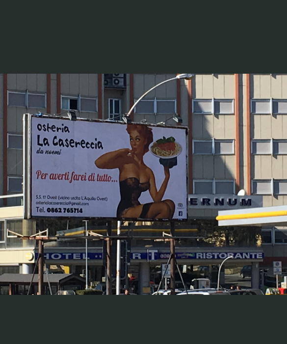 <p>Il cartellone, creato dal ristorante Osteria La Casereccia, mostra l&rsquo;immagine di una donna che ammicca e lascia intendere che, oltre a mangiare, avrebbe anche voglia di qualcos&rsquo;altro.&nbsp;</p>
