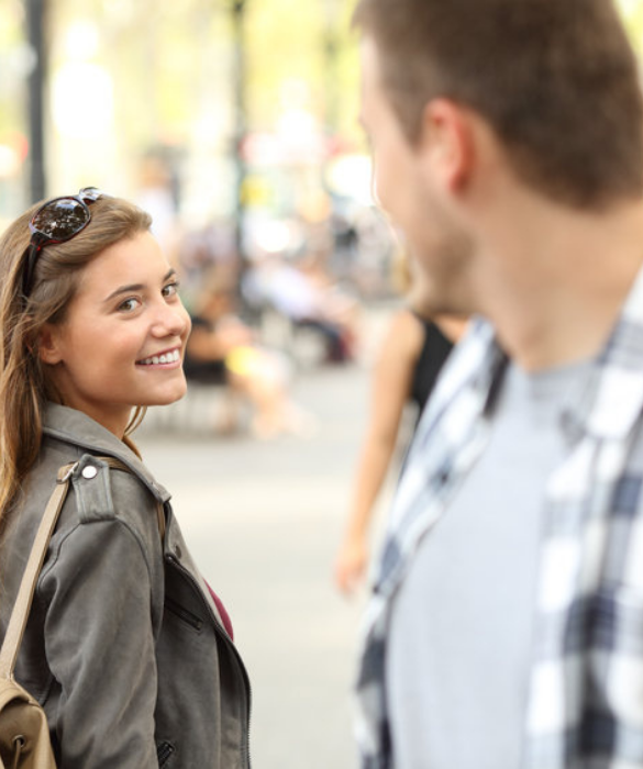 <p>Il flirt fa bene ai rapporti di coppia e questo lo sappiamo benissimo. Ma flirtare di continuo con ogni soggetto di sesso femminile nel quale vi imbattete quando siete insieme, dalla camieriera alla ragazza che distribuisce volontini per strada, non &egrave; esattamente un buon segno.</p>
