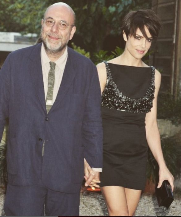 <p>Termina qui la storia d&rsquo;amore tra<strong> Paolo Virz&igrave;</strong> e<strong> Micaela Ramazzotti</strong>. I due si erano conosciuti nel 2007 sul set di Tutta la vita davanti. &Egrave; stato il classico colpo di fulmine. Si erano gi&agrave; separati nel 2018. Oggi, dopo la riconciliazione e due figli, Jacopo e Anna, la rottura pare essere definitiva.</p>
